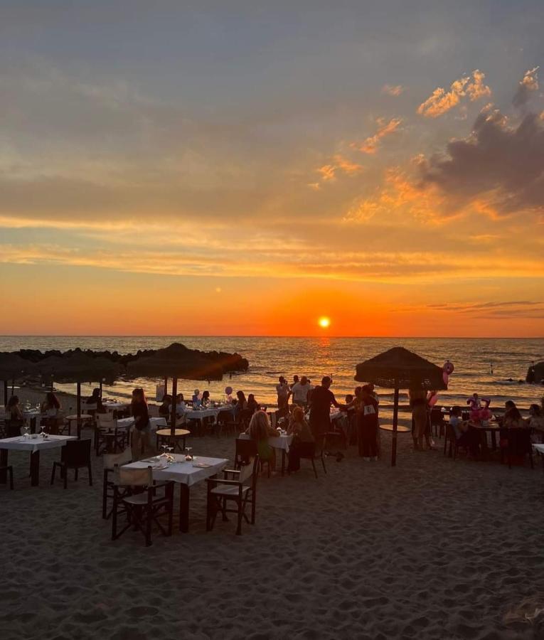 Sunset Beach 菲乌米奇诺 外观 照片